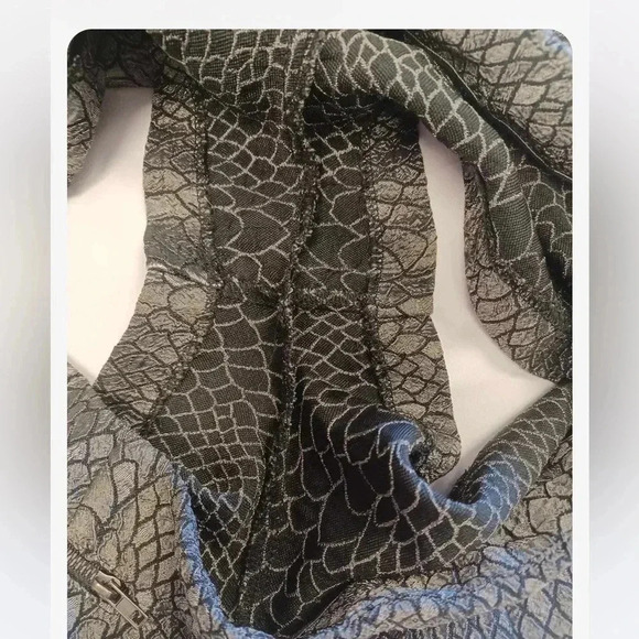 Sans Souci Grey Metallic Reptile Print High Waist Shorts Size Large - Picture 7 of 9